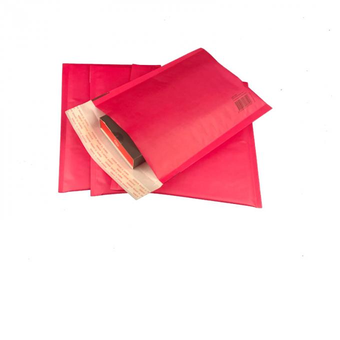 パッドを入れられる着色されたショッキング ピンクの小さい自己接着着色された泡郵便利用者0を囲む