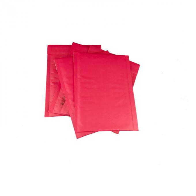 パッドを入れられる着色されたショッキング ピンクの小さい自己接着着色された泡郵便利用者1を囲む