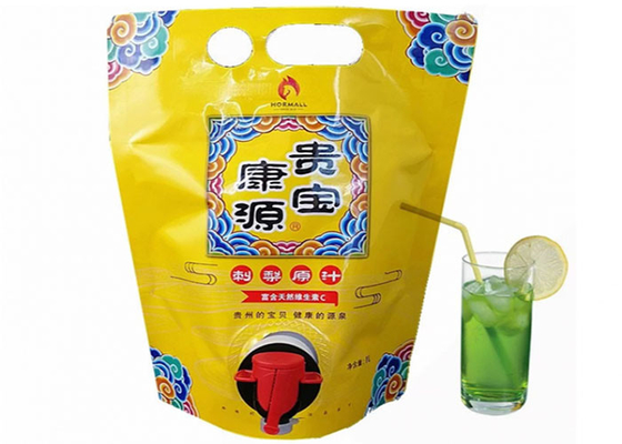 箱ディスペンサーのアルミ ホイル1l 2l 3l 5lのオリーブ・オイルのコーヒー ワインの飲料袋はVitopの蛇口/栓が付いている袋の上に立つ