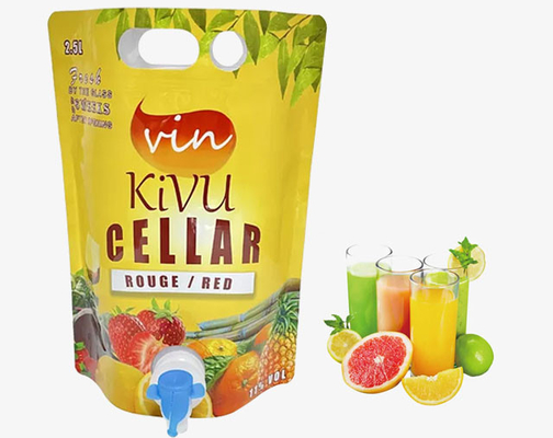 箱ディスペンサーのアルミ ホイル1l 2l 3l 5lのオリーブ・オイルのコーヒー ワインの飲料袋はVitopの蛇口/栓が付いている袋の上に立つ