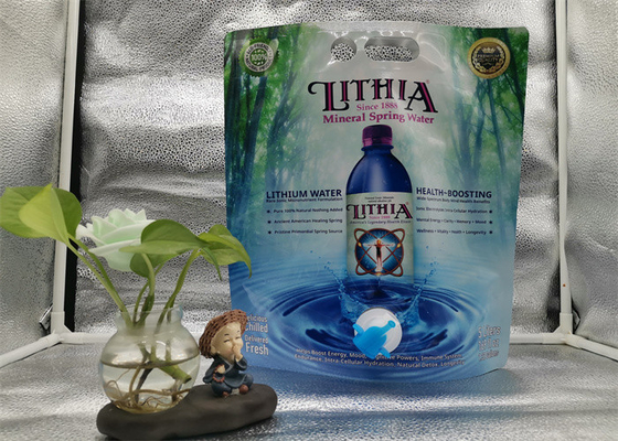 無菌1L 1.5L 3L 5LはVitopの蛇口の栓が付いている二重折目の胸当てのワインが付いている袋の上に立つ