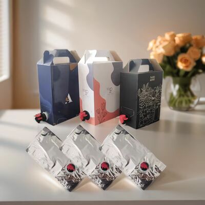 ハンドルなしのボックス内のプラスチック BIB バッグは、安全な液体の封じ込めと簡単な取り扱いのために設計された柔軟なパッケージング オプションです。