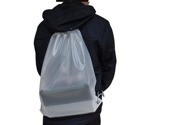 衣類のための0.08mm曇らされたCPEのドローストリングの二重肩のバックパックのプラスチック ドローストリング袋