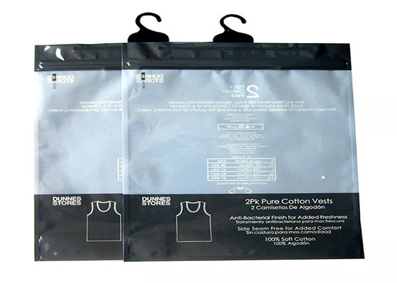 衣類はハンガーおよびホックが付いているプラスチック パッキングの多袋をリサイクルした