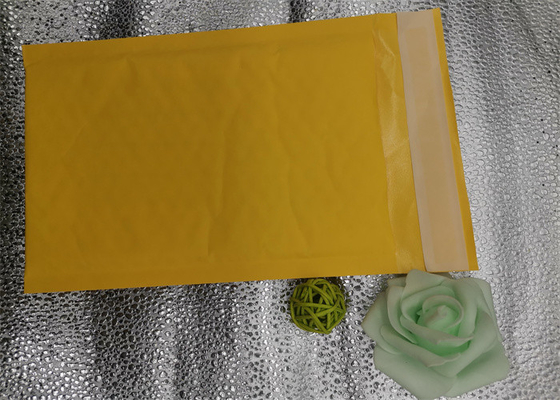 黄色いクラフト紙のパッドを入れられた封筒袋、覆いの泡郵便利用者袋